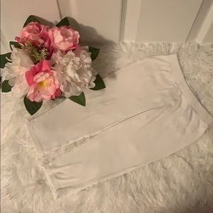 EUC Carter’s white ruffle butt pants 24M